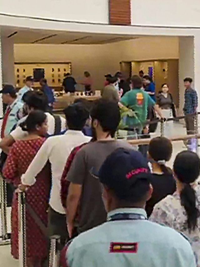 ভারতে iPhone 15 কিনতে বিরাট লাইন, দাম কেমন?