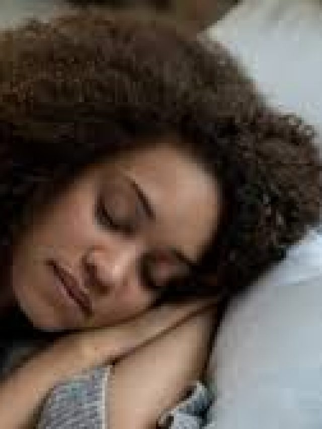 বালিশে মাথা রেখে ঘুমনোর বিপদগুলি জানেন তো?