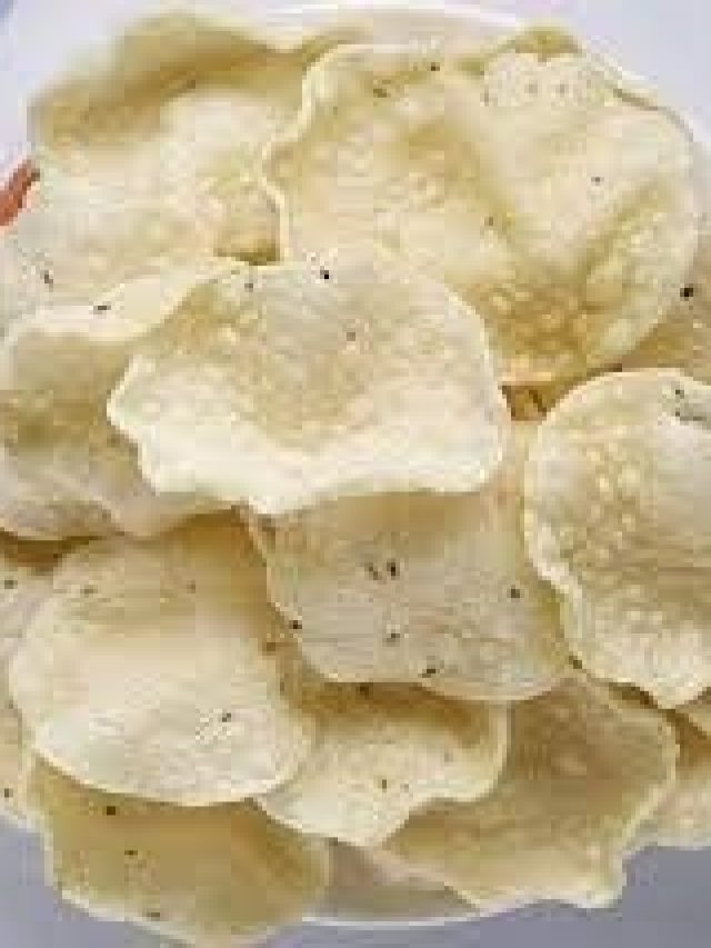 বাসে-ট্রেনে পাওয়া যায়, বাড়িতেই এভাবে বানান চালের পাঁপড়