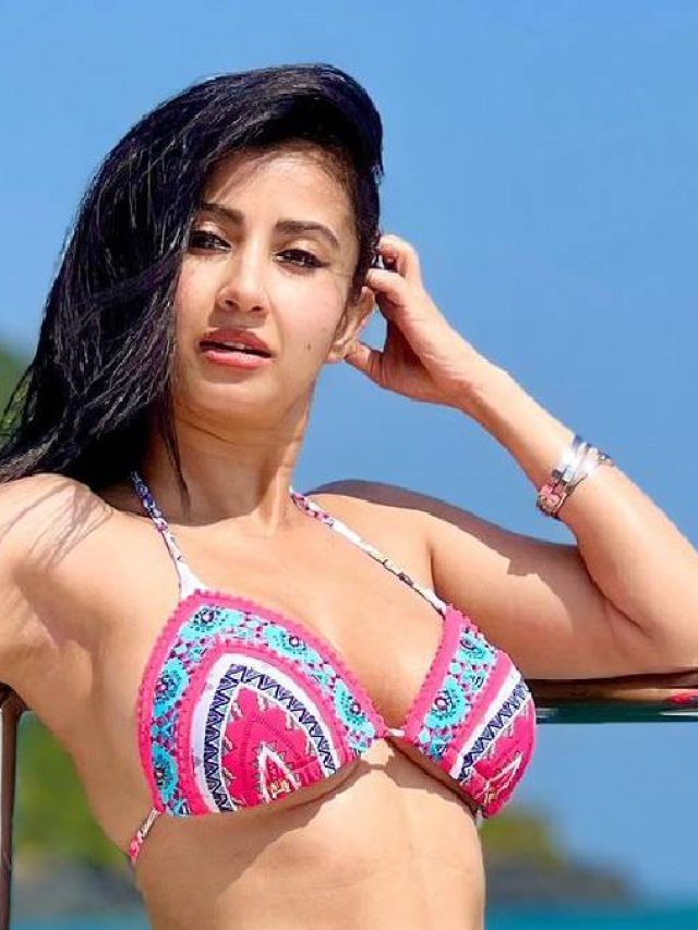 কালো মনোকিনিতে সাহসী মনামী, উষ্ণতা বাড়ল নেট দুনিয়ার