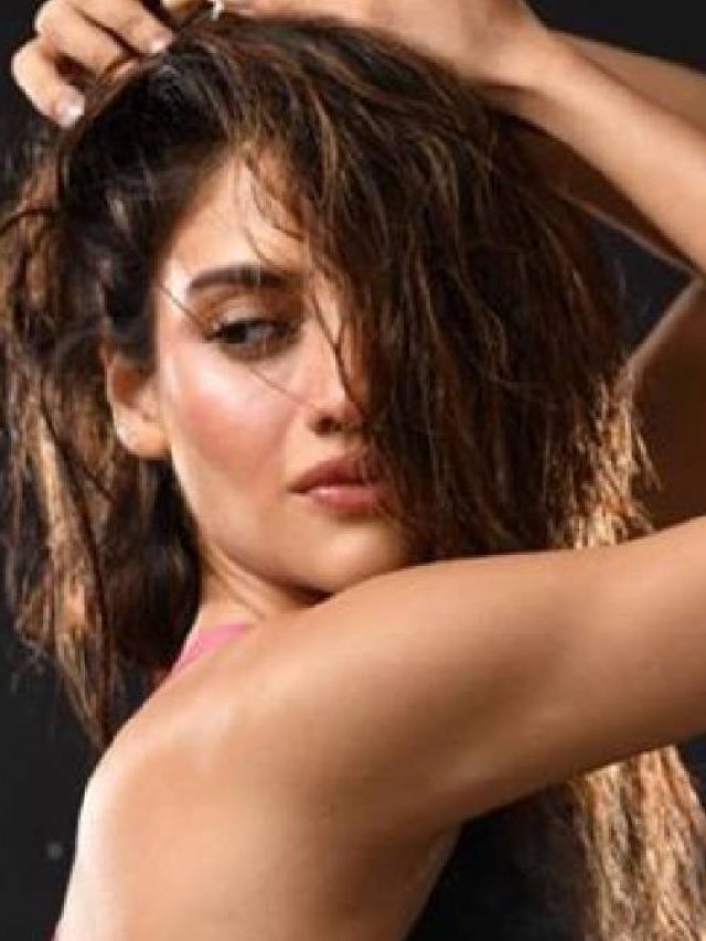 সবুজ বিকিনিতে উষ্ণতা বাড়াচ্ছে নুসরত, ঘুম উড়েছে নেট দুনিয়ার