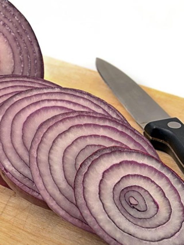 এভাবে পেঁয়াজ কাটলে জ্বালা করে জল বেরোবে না