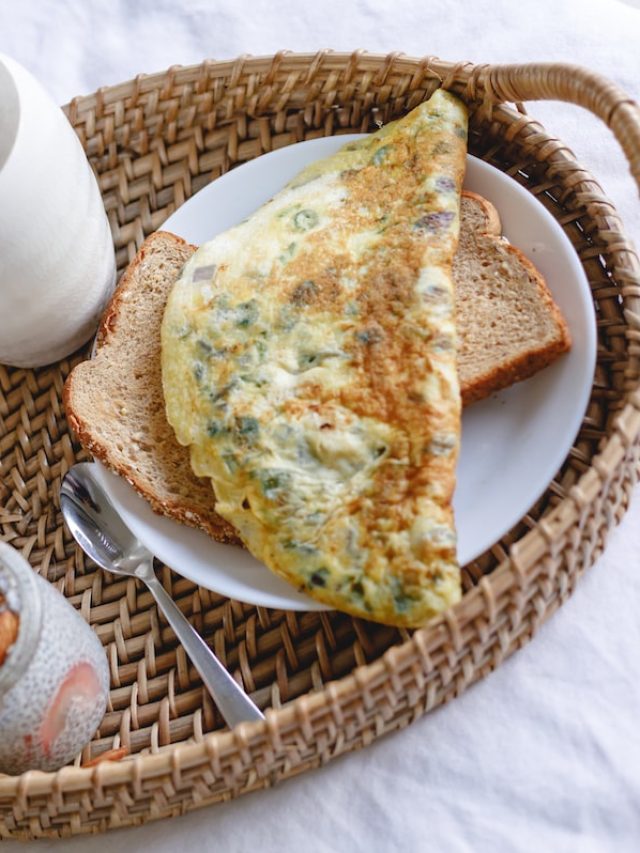 বানান ভাজা পেঁয়াজের অমলেট, ডাল-ভাতের সঙ্গে যেন 'অমৃত'