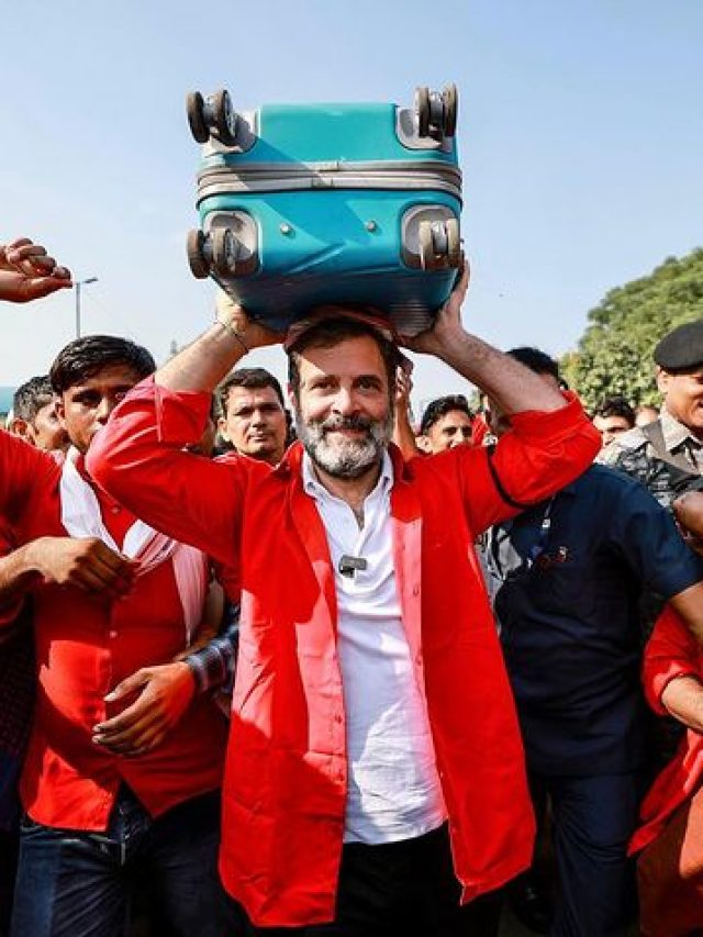 স্টেশনে কুলি রাহুল গান্ধী, ছবি VIRAL