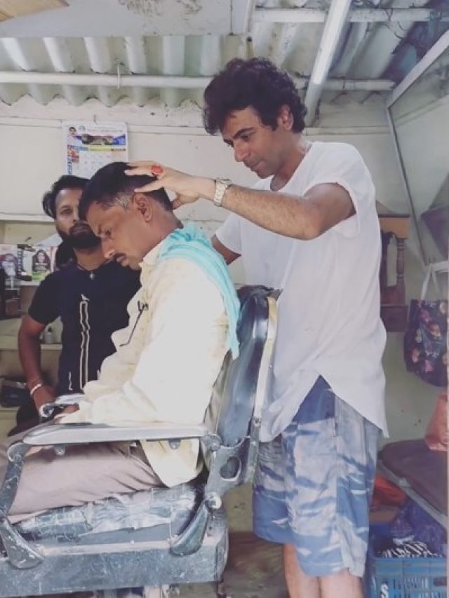 शाहरुख खान संग दिखे एक्टर के पास नहीं काम, नाई बनकर काट रहे बाल