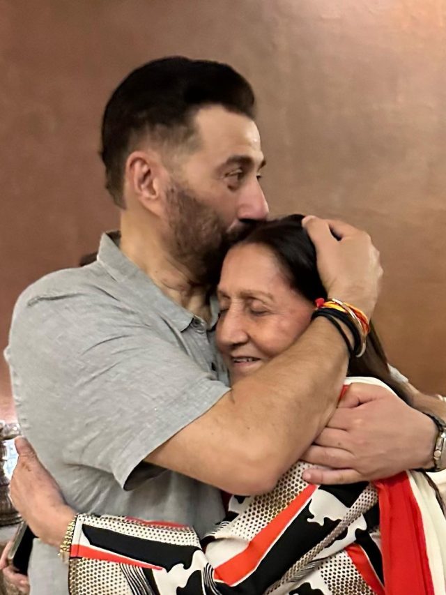 धर्मेंद्र की पहली पत्नी का जन्मदिन, सनी देओल ने मां को गले लगाकर दी बधाई