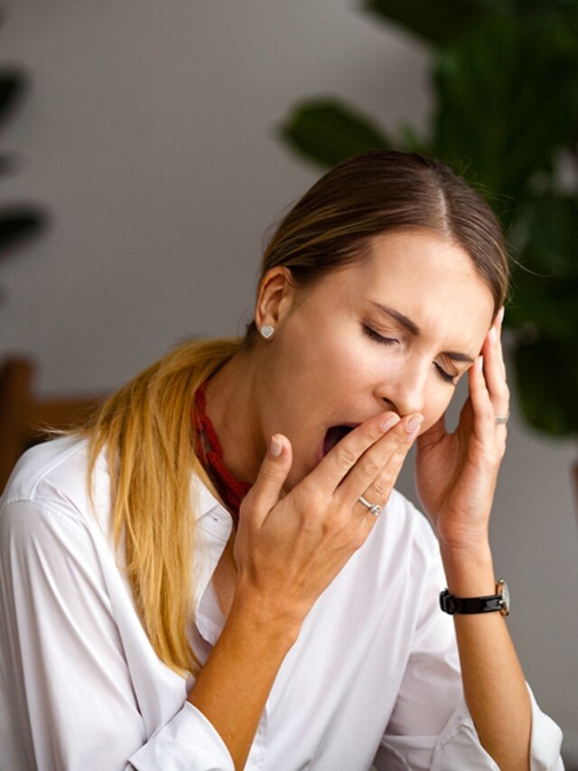 সারাদিন ঘুম পায়-হাই ওঠে? এই ভিটামিনের অভাব নয়তো