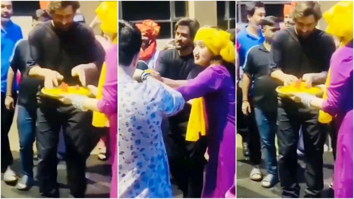 धोनी का दिखा नया अंदाज, गणपत‍ि बप्पा की धूमधाम से की पूजा, VIDEO