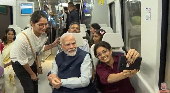 पीएम मोदी ने दिल्ली मेट्रो में किया सफर, यात्रियों ने ली सेल्फी, देखें वीडियो - Pm modi dwarka metro station selfie video photos yashobhoomi convention centre pm modi to inaugrate dwarka sector