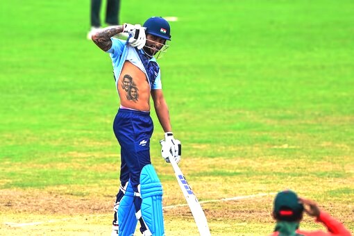 चलते मैच में इस ख‍िलाड़ी ने टीशर्ट 'उतारी', मां को याद कर किया ये काम, VIDEO