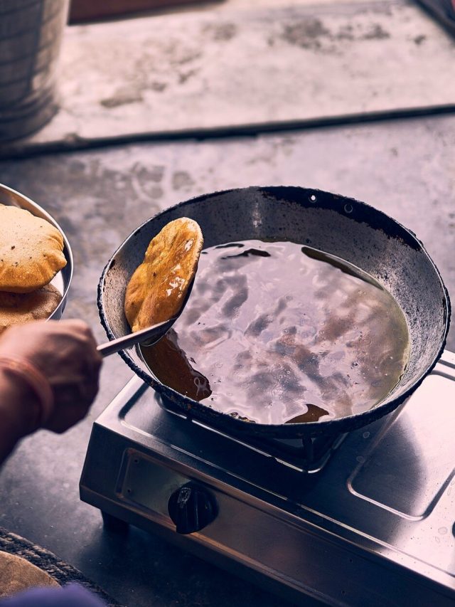 খরচ বাঁচবে, ভাজাভুজির পরে বাড়তি তেল ব্যবহারের এটাই ঠিক নিয়ম