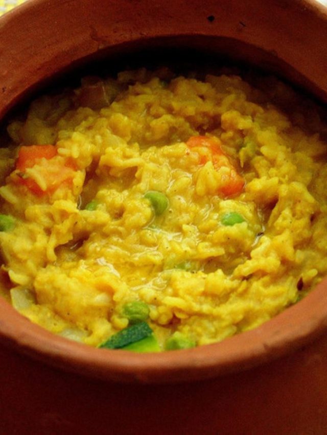 বৃষ্টিতে খিচুড়ি কেন খাওয়া হয়? এই বৈজ্ঞানিক কারণটা জেনে রাখুন