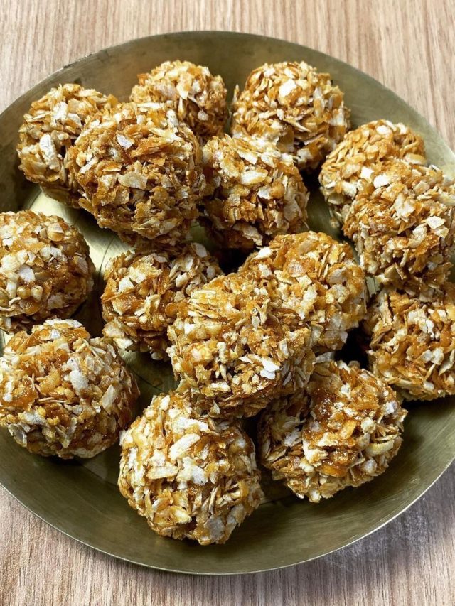 পুজোয় বাড়ির অতিথিদের খাওয়ান চিড়ের মচমচে মোয়া: রেসিপি