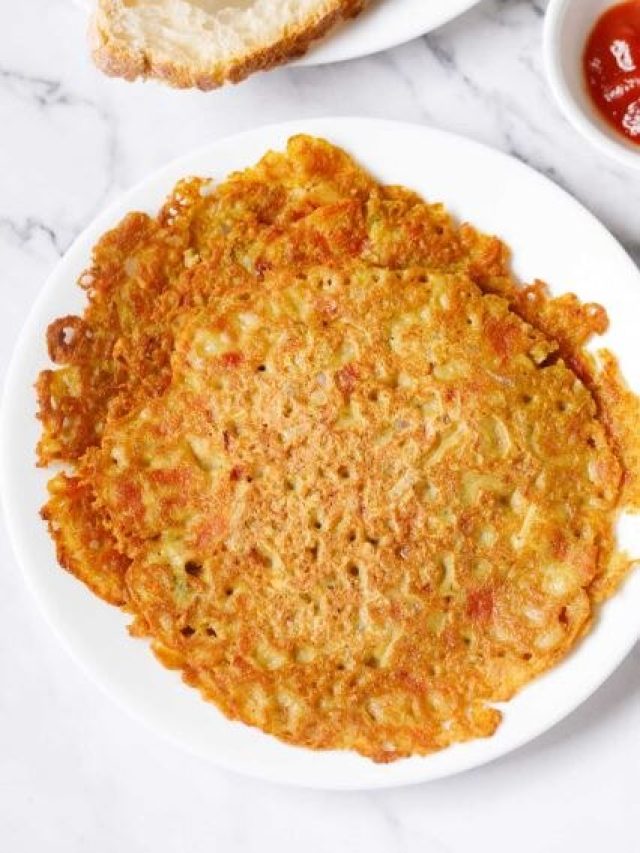 অমলেটের ভিতরে নরম, গলা চিজ, শিখুন রেসিপি