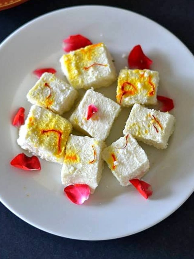 পুজোয় অতিথিদের খাওয়ান বাড়িতে তৈরি ভাপা সন্দেশ, রইল রেসিপি