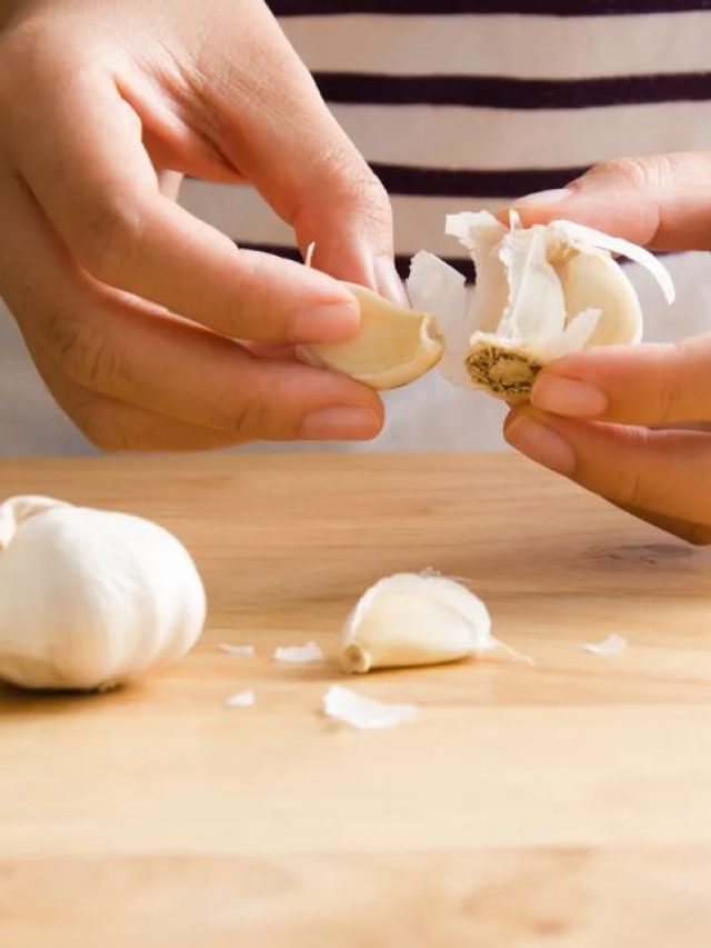 রসুনের কোয়া ছাড়াতে বিরক্তি? জলদি ছাড়ান এভাবে