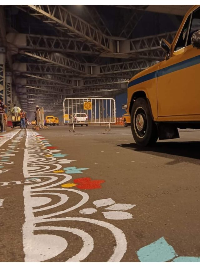 পুজোয় আলপনায় সেজেছে হাওড়া ব্রিজ, দেখুন