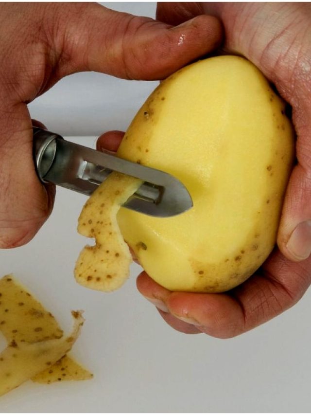 আলুর খোসাও খেয়ে নিচ্ছেন নাকি! জানুন কী হবে