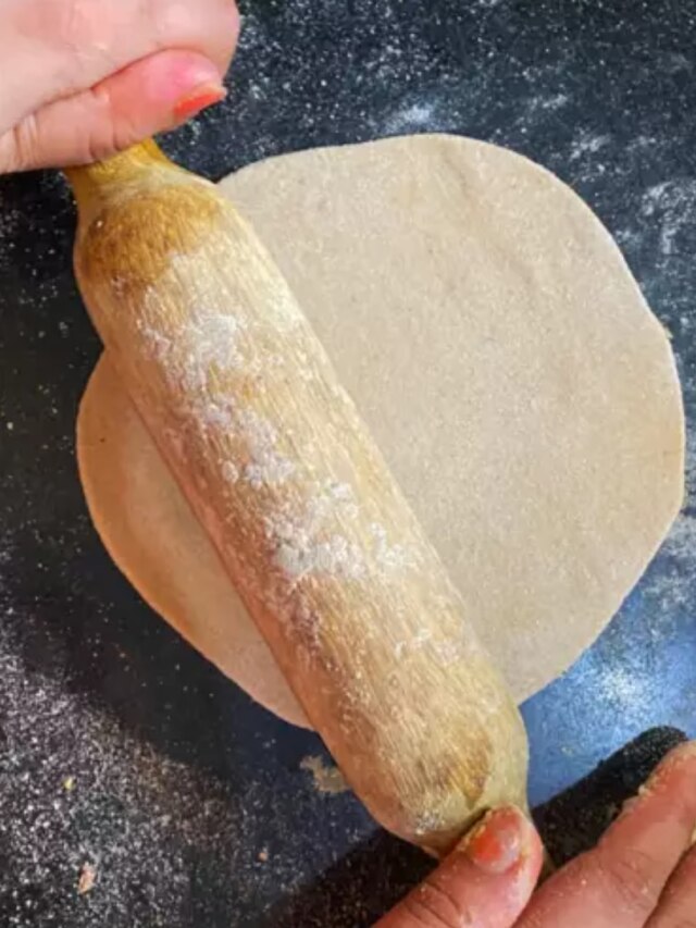 বেলন চাকিতে বারবার আটকে যায় আটা, কিছুতেই গোল হয় না? ছোট্ট টিপস