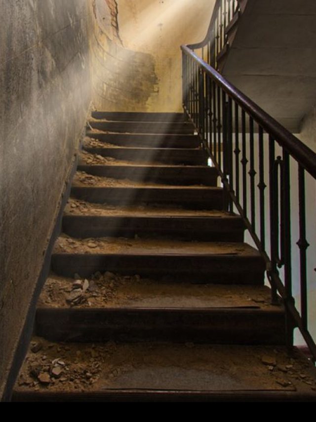 বাড়়ির সিঁড়ি ভুল দিকে? সংসারে বাড়বে আর্থিক সমস্যা