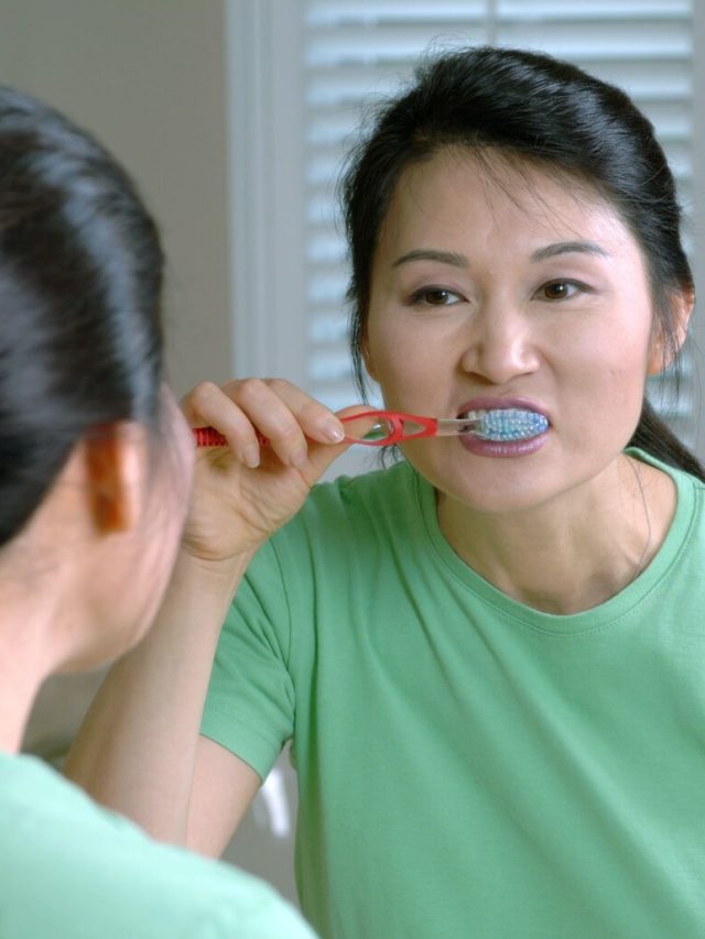 শুধুই ব্রাশ নয়, 'ফ্লস' করুন, তবেই দাঁত ভাল থাকবে