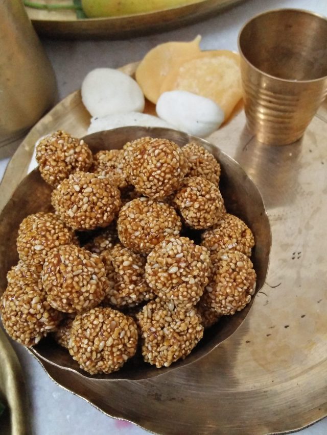 লক্ষ্মীপুজোর  স্পেশ্যাল রেসিপি,  ১০ মিনিটে বানান তিলের নাড়ু