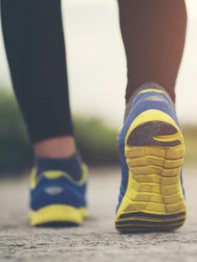 মাত্র ৫ মিনিট পিছনে হাঁটুন, শরীরের ৫ লাভ হবে