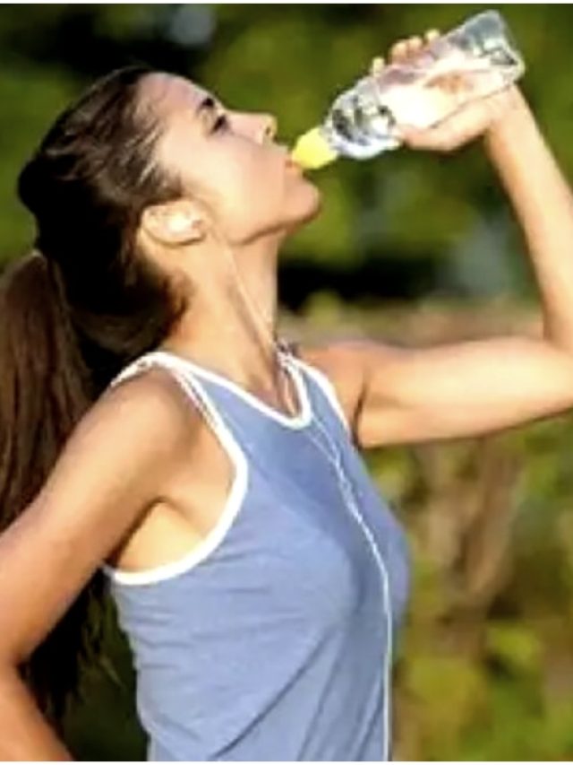 বেশি জল খেলে বাড়ে হার্ট-কিডনির সমস্যা! রোজ কতটা খাবেন?