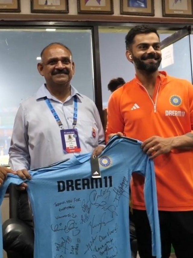 মাঠকর্মীকে উপহার বিরাট-রোহিতদের, দিল্লির দিল জিতল টিম ইন্ডিয়া