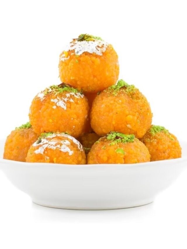 পুজোয় বানিয়ে ফেলুন মুগের নাড়ু, লাগবে মাত্র ৩টে জিনিস