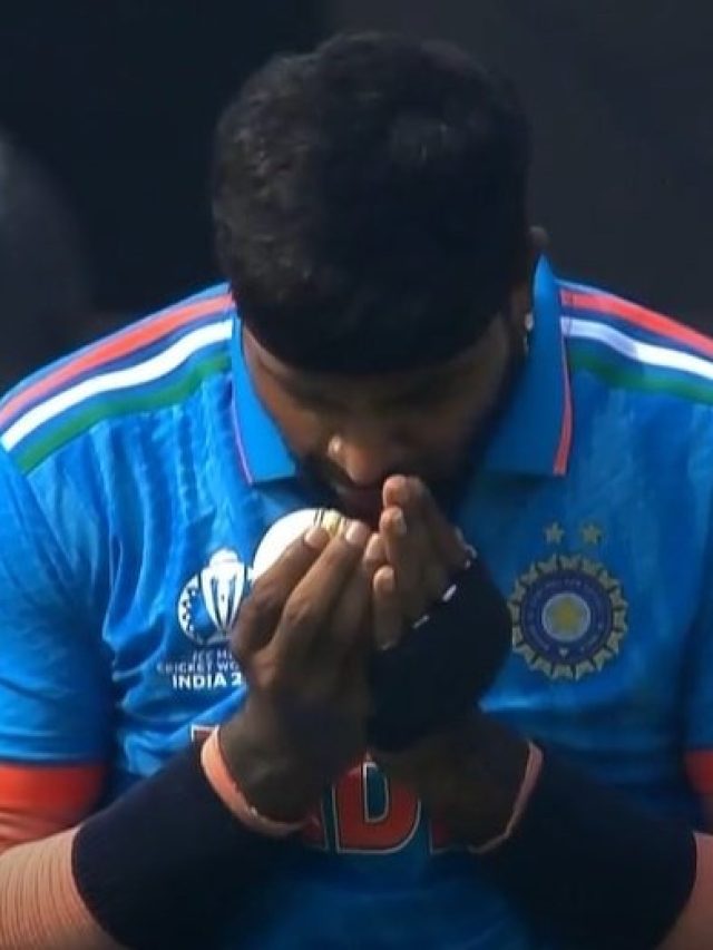 উইকেট নেওয়ার আগে বল নিয়ে বিড়বিড় হার্দিকের, কী বলছিলেন ?