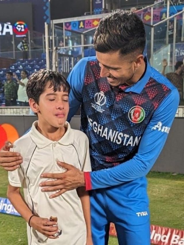 আফগানদের জয়ের পর কান্নায় ভেঙে পড়ল খুদে ফ্যান, কাছে টানলেন মুজিব