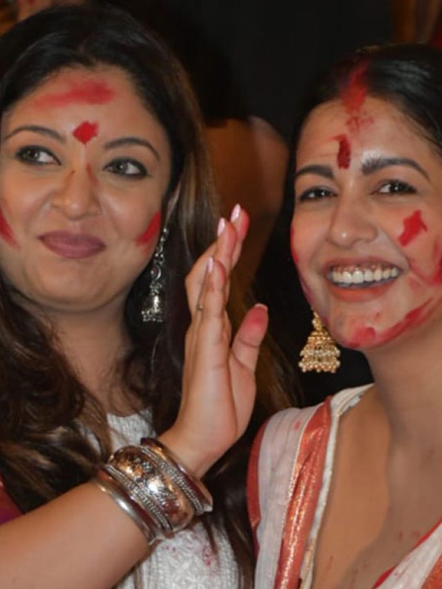 টলি পাড়াই নয়, সিঁদুর খেলায় মাতলেন বলিউড তারকারাও