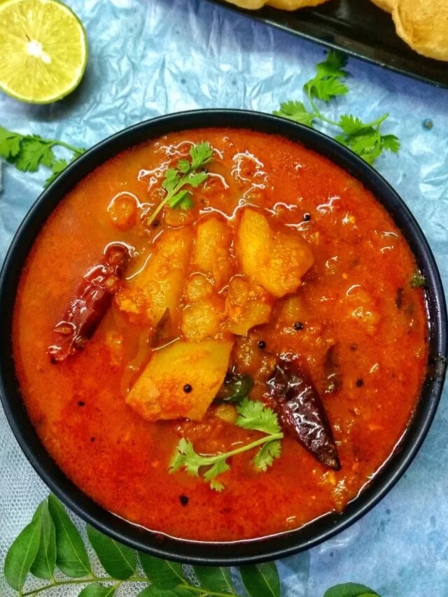 গরম রুটির সঙ্গে সুস্বাদু আলু টমেটোর সবজি, রইল সহজ রেসিপি