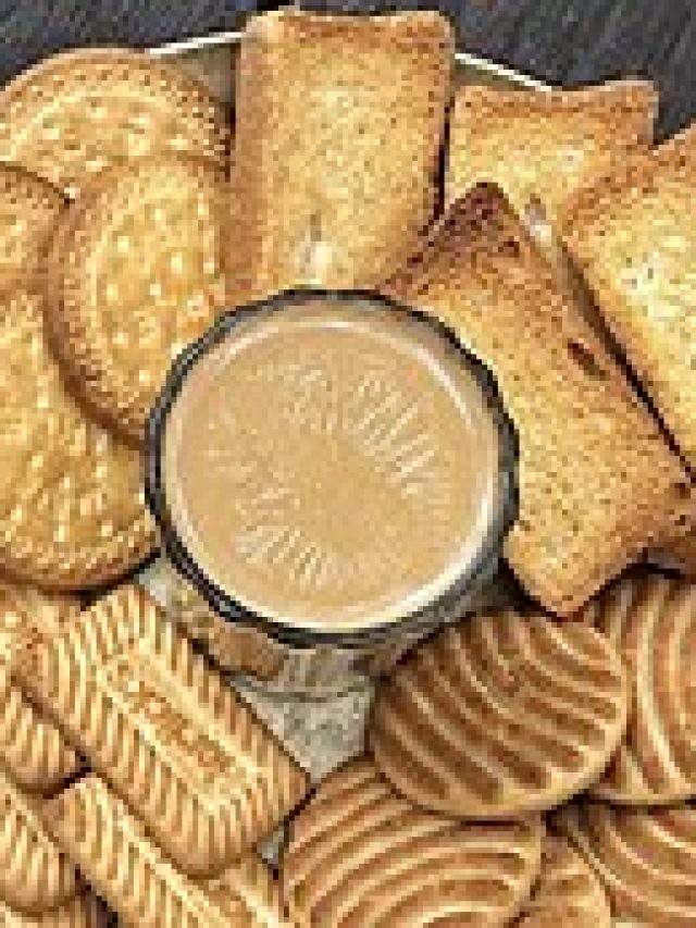 কৌটোতে রাখলেও মিইয়ে যাচ্ছে বিস্কুট? এই টিপসে থাকবে মুচমুচে