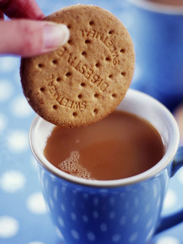 রোজ চায়ে ডুবিয়ে বিস্কুট খাচ্ছেন, জানেন কী ক্ষতি হতে পারে?