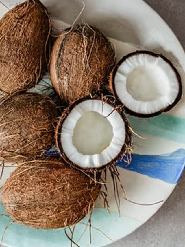 সকালে খালি পেটে খান কাঁচা নারকেল, ফায়দা জানলে অবাক হবেন