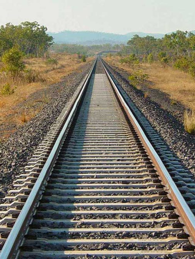 খোলা পড়ে, তবুও রেল লাইনে কেন মরচে পড়ে না? জানুন