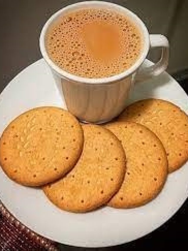 চায়ের সঙ্গে বিস্কুট খাচ্ছেন? বিরাট ক্ষতির আগেই অভ্যাস ছাড়ুন