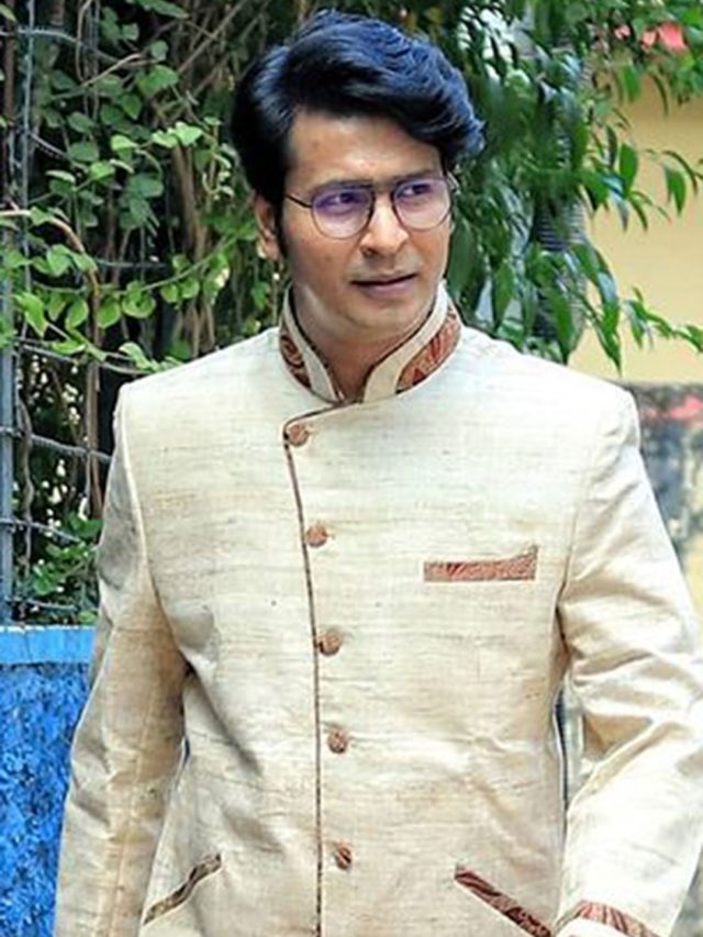 পুজোতে তরুণীদের নজর কাড়বেন কী করে? রইল মুশকিল আসান