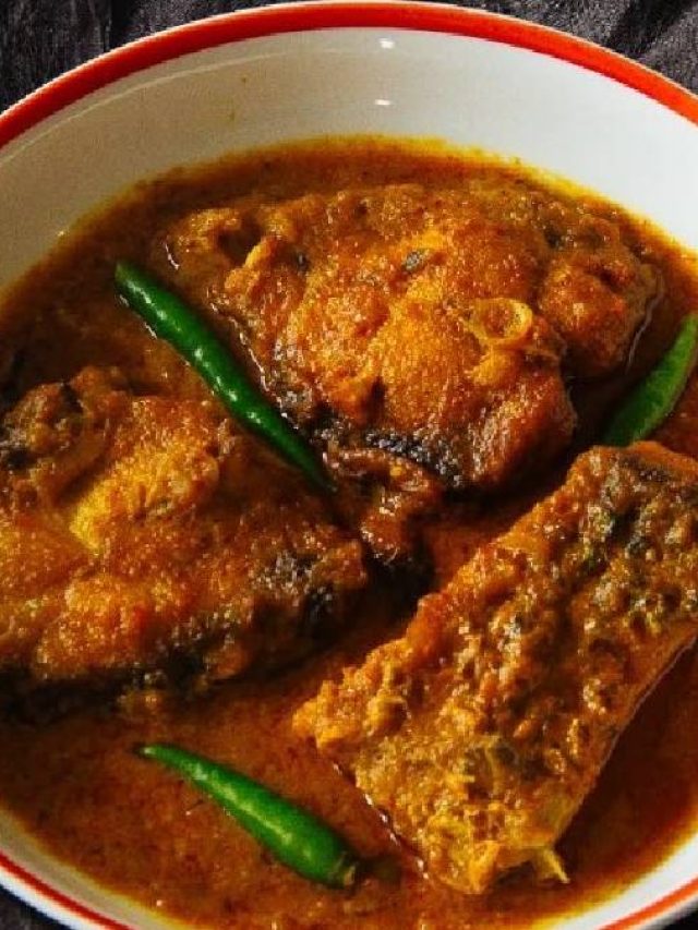 পুজোয় হাবিজাবি খেয়ে পেট ভার? এভাবে বানান পাতলা মাছের ঝোল, রইল রেসিপি