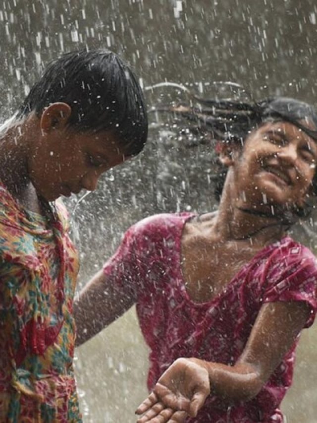 বৃষ্টিতে কাকভেজা? হাঁচি-কাশি এড়াতে সঙ্গে সঙ্গে করুন এই ৫ কাজ