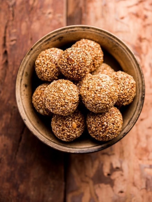 পুজোর আড্ডা জমিয়ে দেবে তিলের নাড়ু, রইল রেসিপি