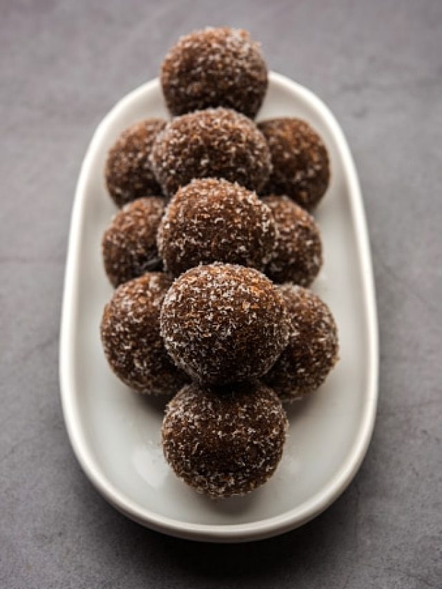 পুজোয় হোক নতুন কিছু, বানিয়ে ফেলুন চকোলেট নাড়ু, রইল রেসিপি