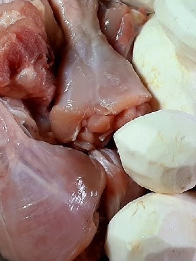 পুজোয় রাঁধুন মানকচু দিয়ে মুরগির ঝোল, রইল রেসিপি