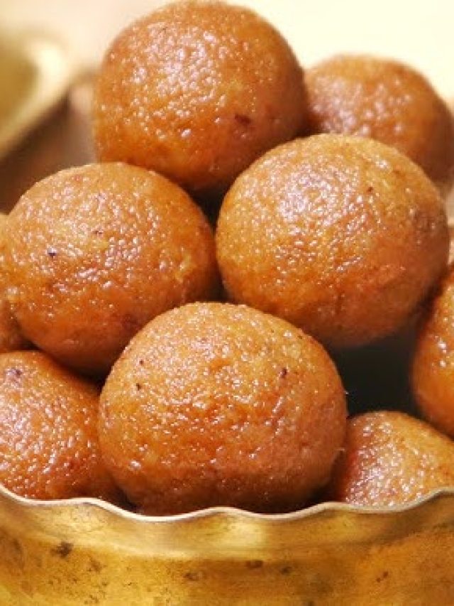 দুর্গাপুজোর বিশেষ রেসিপি – গুড়ের নারকেল নাড়ু