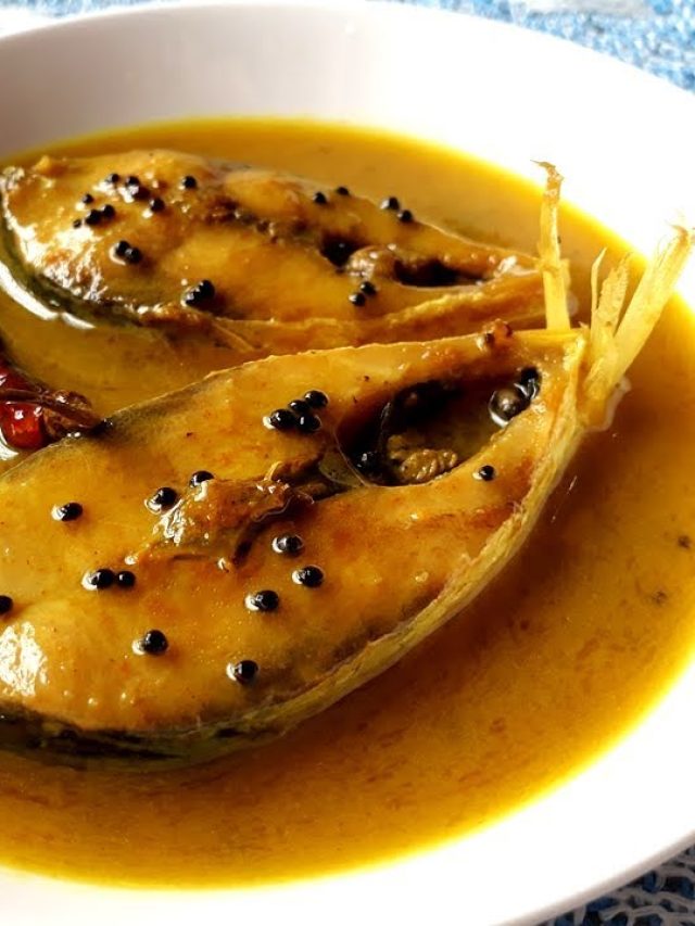 ঝোল-ভাপা ছেড়ে বদলান স্বাদ, বানিয়ে ফেলুন ইলিশের টক, রইল রেসিপি