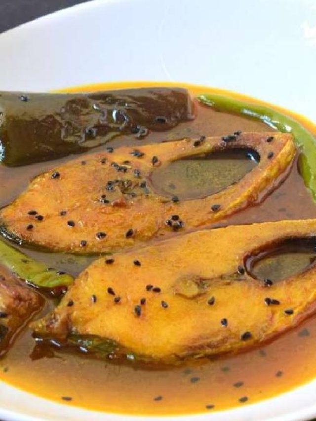 জোড়া ইলিশের ভোগ, বেগুন দিয়ে রান্না করে মা লক্ষ্মীকে করুন নিবেদন