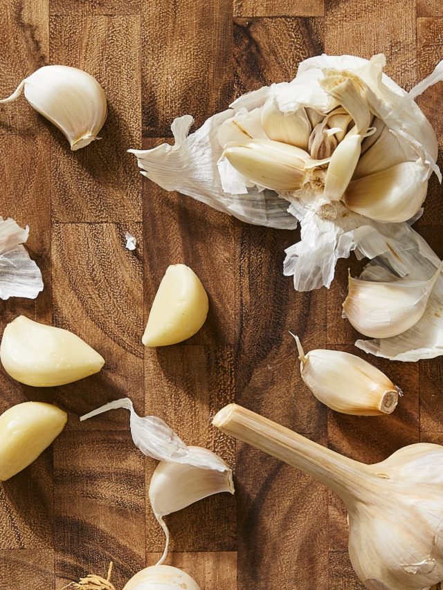 রসুনের খোসা দারুণ কাজে লাগে, ফেলে না দিয়ে এভাবে ব্যবহার করুন