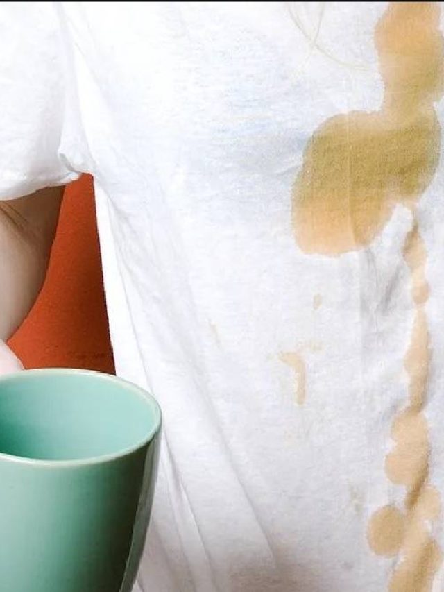 পছন্দের সাদা শার্টে চায়ের নাছোড় দাগ, তুলুন ৪ ঘরোয়া উপায়ে